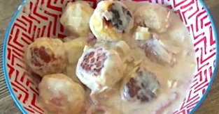 Boulettes de poulet à la crème et au vin blanc