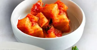 Kimchi de radis blancs à la sauce coréenne