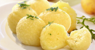 Knödel de pommes de terre ou boulettes autrichiennes