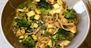 Mijoté de brocoli courgette poivron et oignon