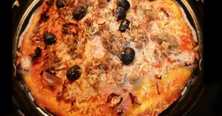 Pizza au thon et aux olives