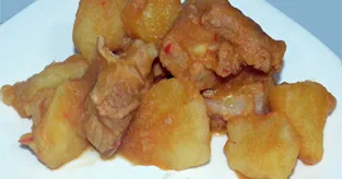 Pommes de terre et côtes de porc marinées