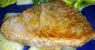 Steak de thon poêlé et salade